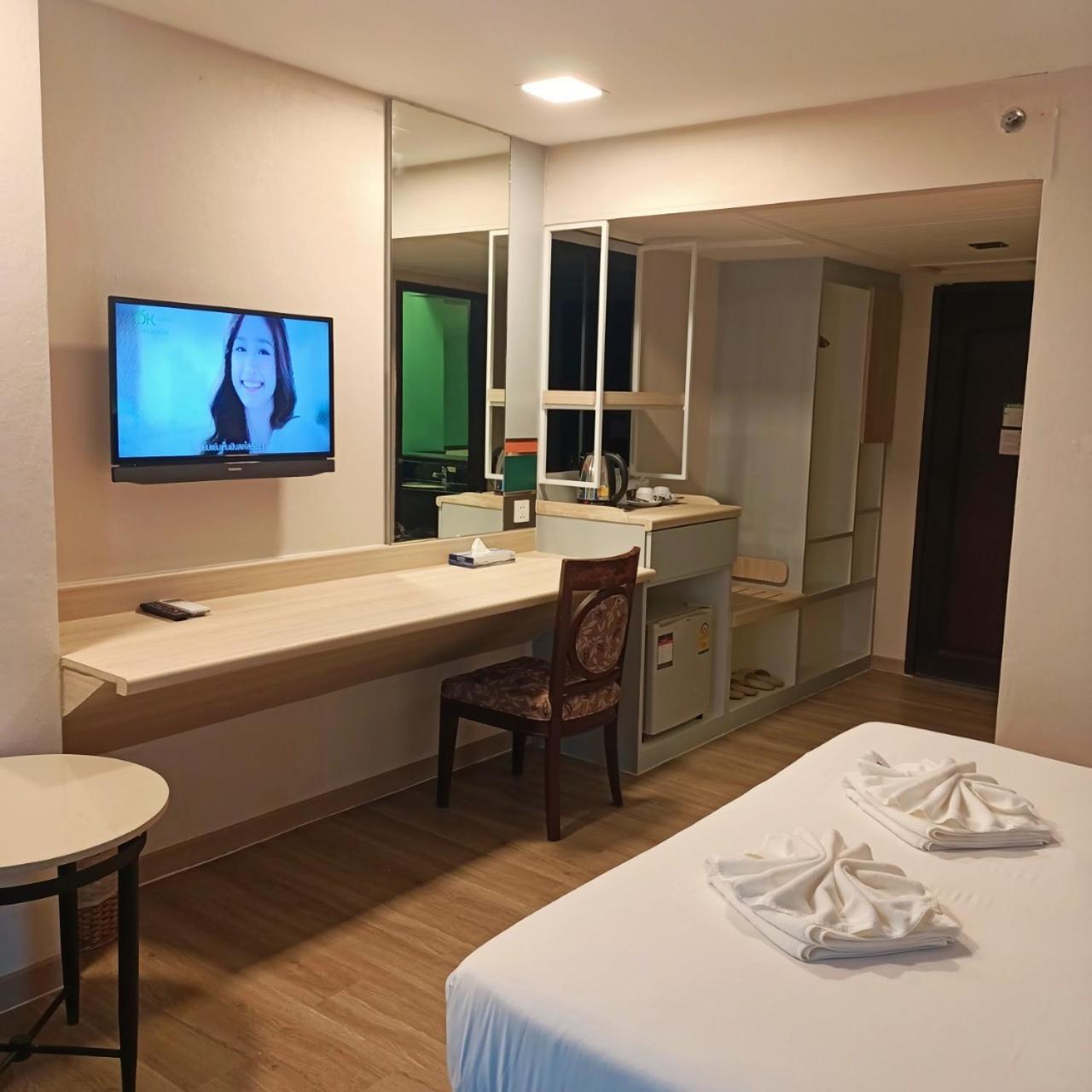 Mayflower Grande Hotel Phitsanulok Exterior foto