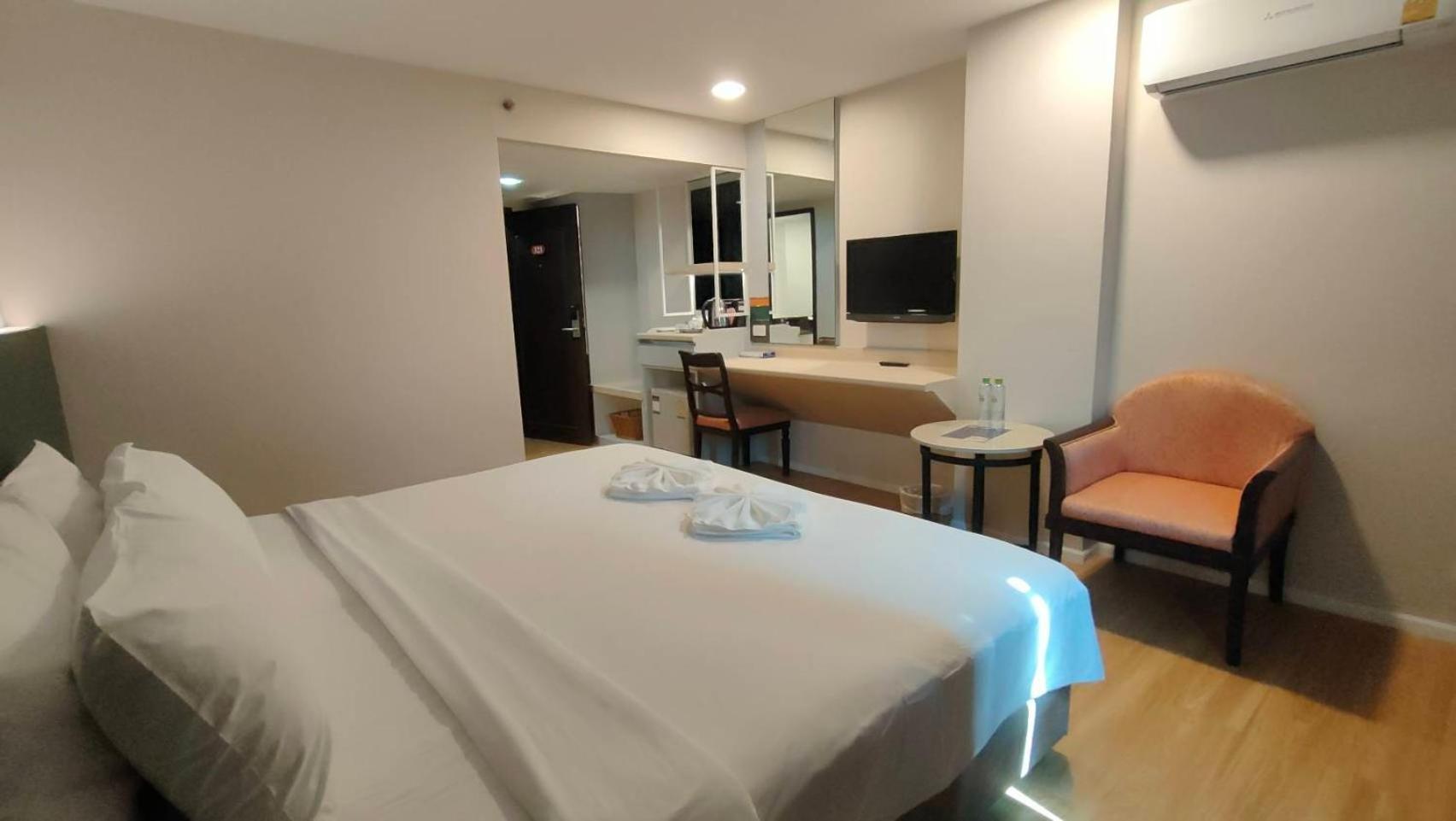 Mayflower Grande Hotel Phitsanulok Exterior foto
